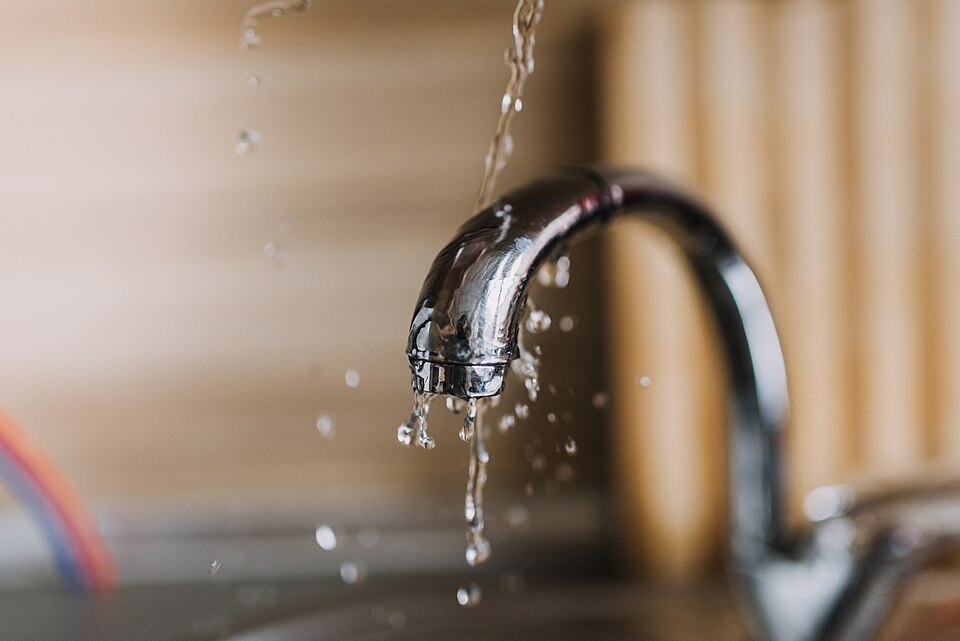 Water running from a curved kitchen tap