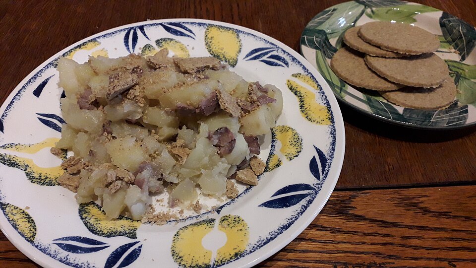 A plate of stovies with beef, served with oatcakes
