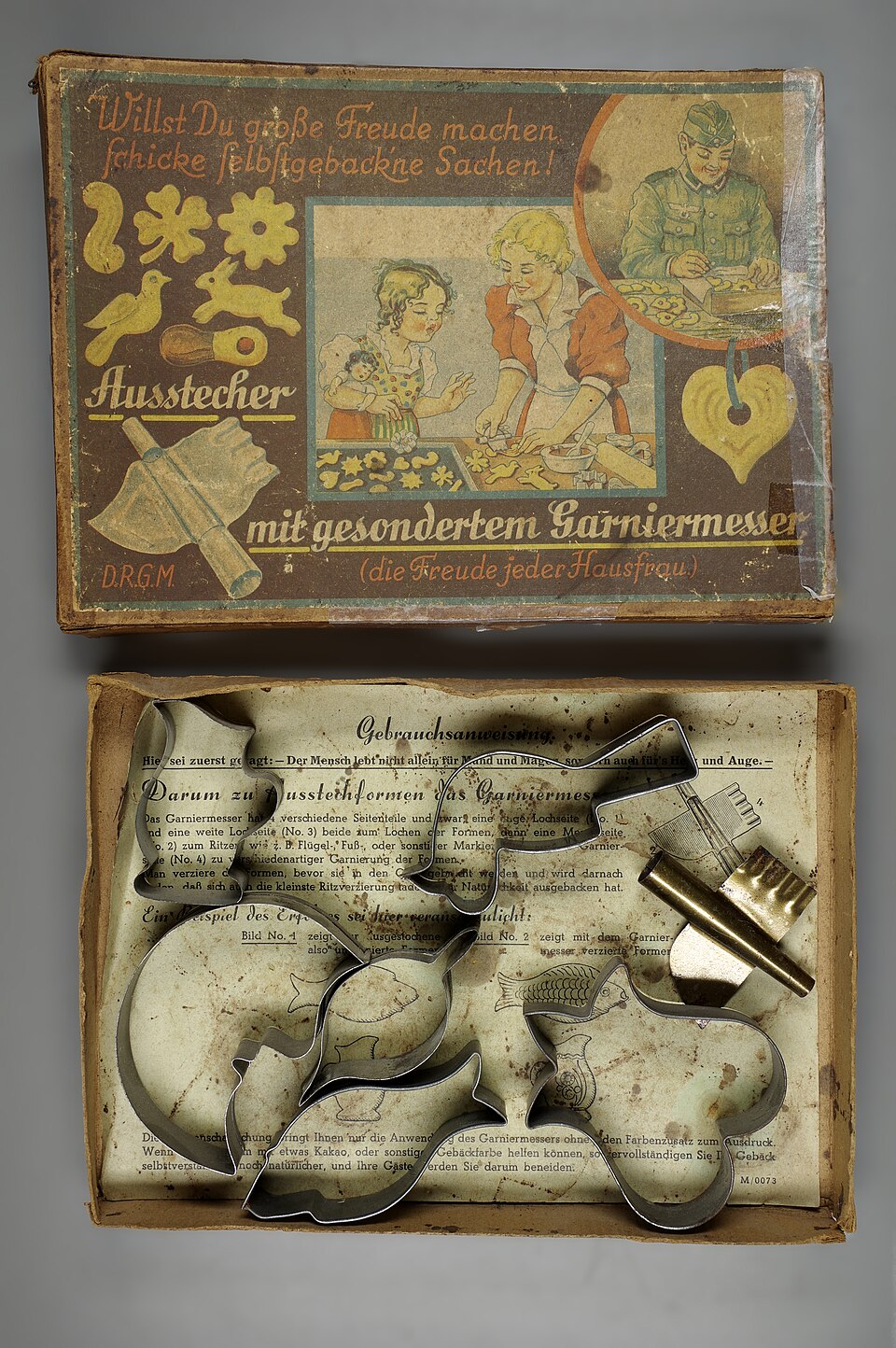 A boxed set of vintage biscuit cutters