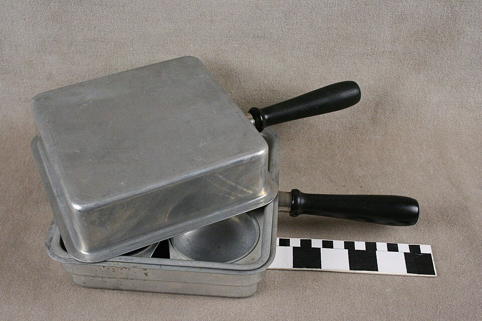 A square egg poaching pan set with its lid